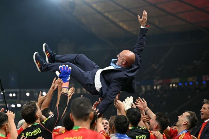 Luis de la Fuente é celebrado pelos jogadores da Espanha: técnico vencedor das categorias de base ao profissional -  (crédito: Ina Fassbender/AFP)