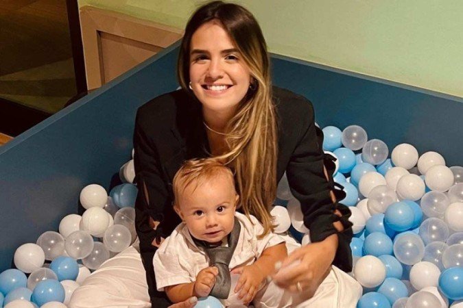 Yasmin Lacerda, 23 anos, e seu filho de um ano, Enzo. A estudante de medicina concilia maternidade e estudos - (crédito: Arquivo Pessoal) Yasmin Lacerda, 23 anos, e seu filho de um ano, Enzo. A estudante de medicina concilia maternidade e estudos - (crédito: Arquivo Pessoal)