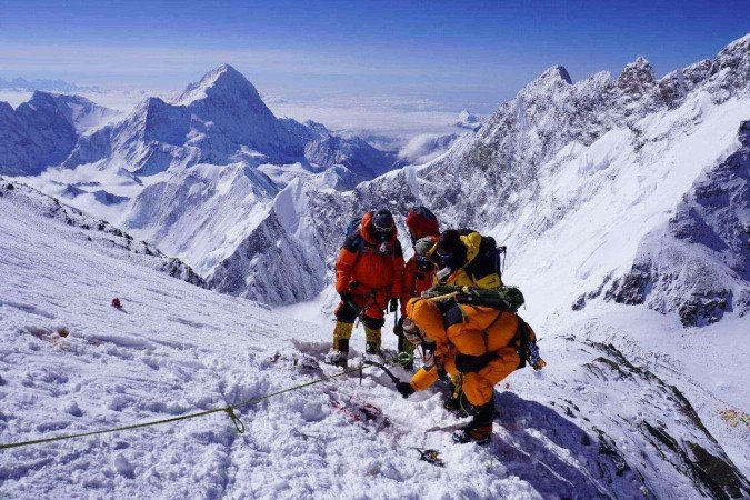 Tshiring Jangbu Sherpa exibe orgulhosamente uma bandeira da campanha de limpeza da montanha -  (crédito: Tshiring Jangbu Sherpa)