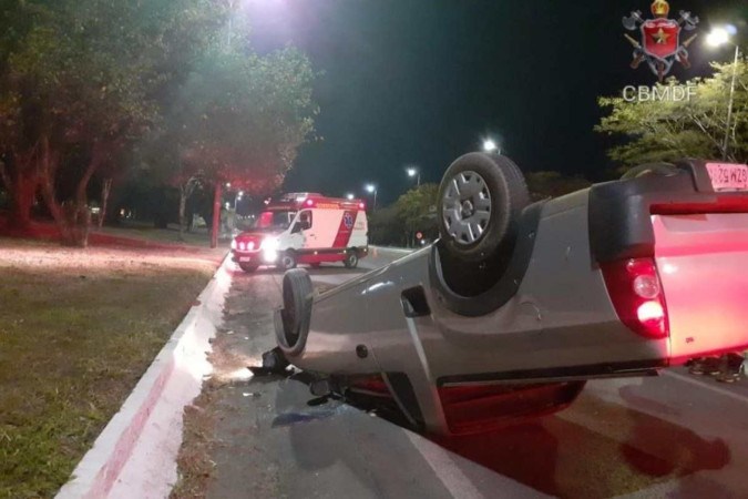 Acidente mobilizou quatro viaturas do Corpo de Bombeiros. O motorista foi socorrido e encaminhado ao hospital -  (crédito: CBMDF/Divulgação)