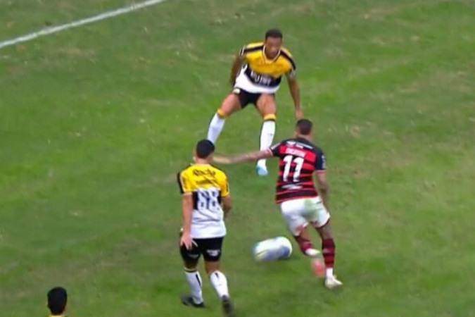 dor do Criciúma chutou uma segunda bola na bola do jogo no momento em que Cebolinha ia finalizar -  (crédito: Foto: Reprodução de vídeo Premiere)