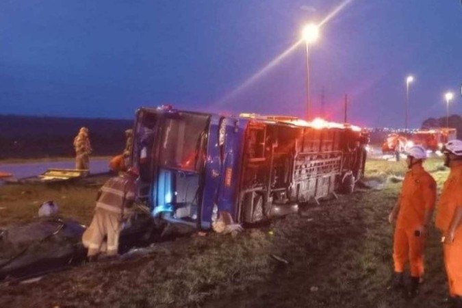 O ônibus tombou enquanto o motorista fugia de uma abordagem da ANTT, que constatou irregularidades no veículo