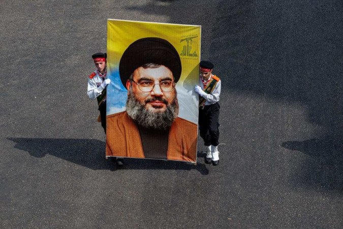 O Hezbollah começou a disparar foguetes logo após o ataque do Hamas ao sul de Israel em 7 de outubro. Na foto, um retrato do chefe do Hezbollah, Hasan Nasrallah -  (crédito: KHALED DESOUKI / AFP)