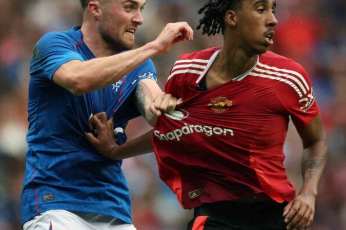 ratado junto ao Lille, zagueiro foi titular do United contra o Rangers neste sábado, em amistoso realizado na Escócia - (crédito: Ian MacNicol/Getty Images) ratado junto ao Lille, zagueiro foi titular do United contra o Rangers neste sábado, em amistoso realizado na Escócia - (crédito: Ian MacNicol/Getty Images)