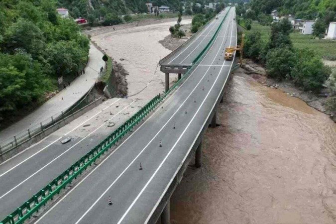 A ponte rodoviária desabou na sexta-feira por volta das 20h40 (09h40 no horário de Brasília) -  (crédito: CCTV / AFP)