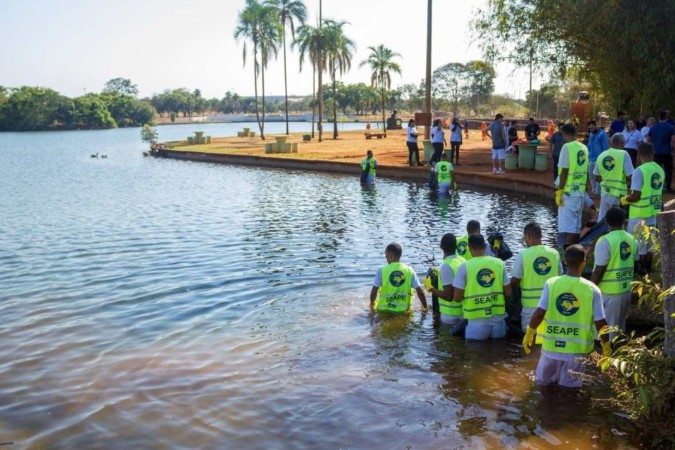 A a ação visa aumentar a conscientização sobre a importância de não jogar lixo na lagoa -  (crédito: Divulgação/ SLU)