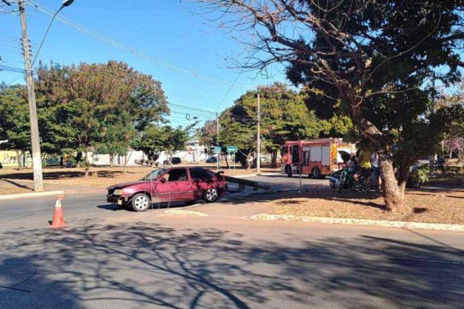 A passageira do Kadett foi transportada ao hospital  -  (crédito: Renato Souza/ CB Press)