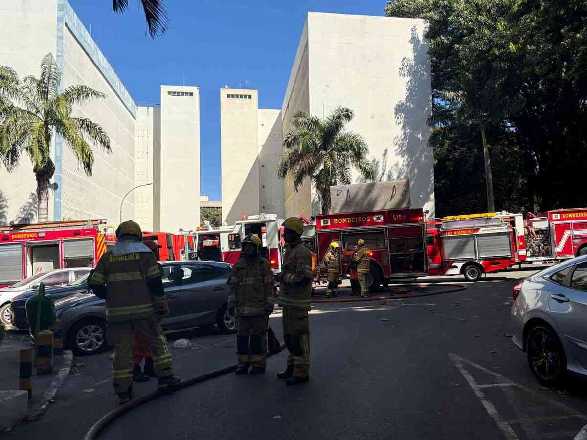 Incêndio atingiu apartamento na 108 Sul neste sábado. O Corpo de Bombeiros está no local