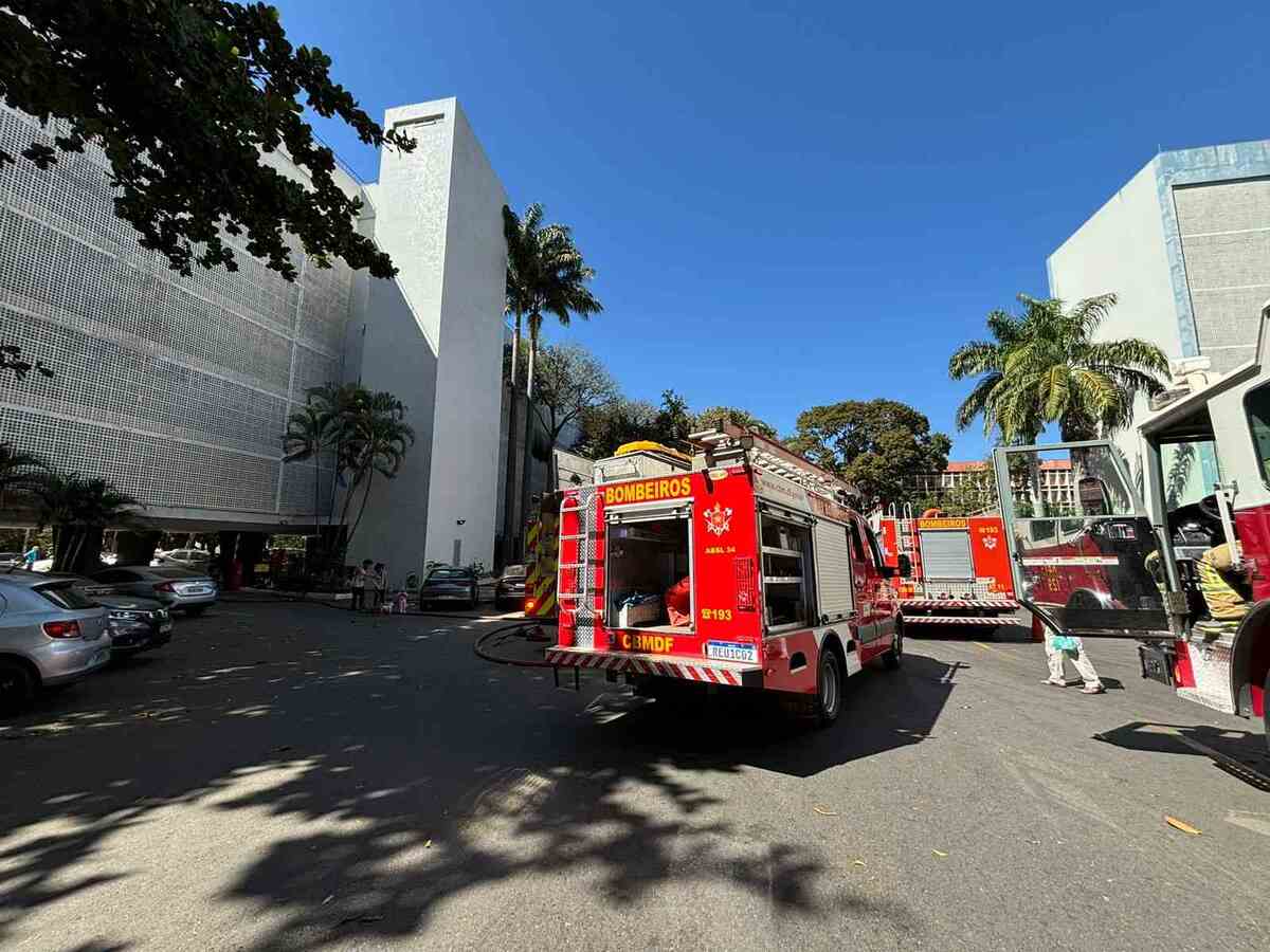 Incêndio atingiu apartamento na 108 Sul neste sábado. O Corpo de Bombeiros está no local