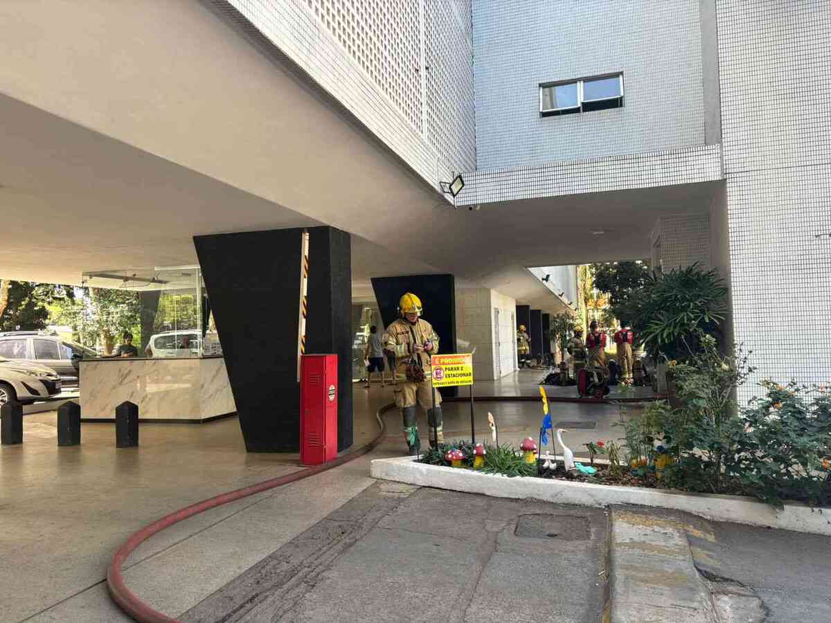 Incêndio atingiu apartamento na 108 Sul neste sábado. O Corpo de Bombeiros está no local