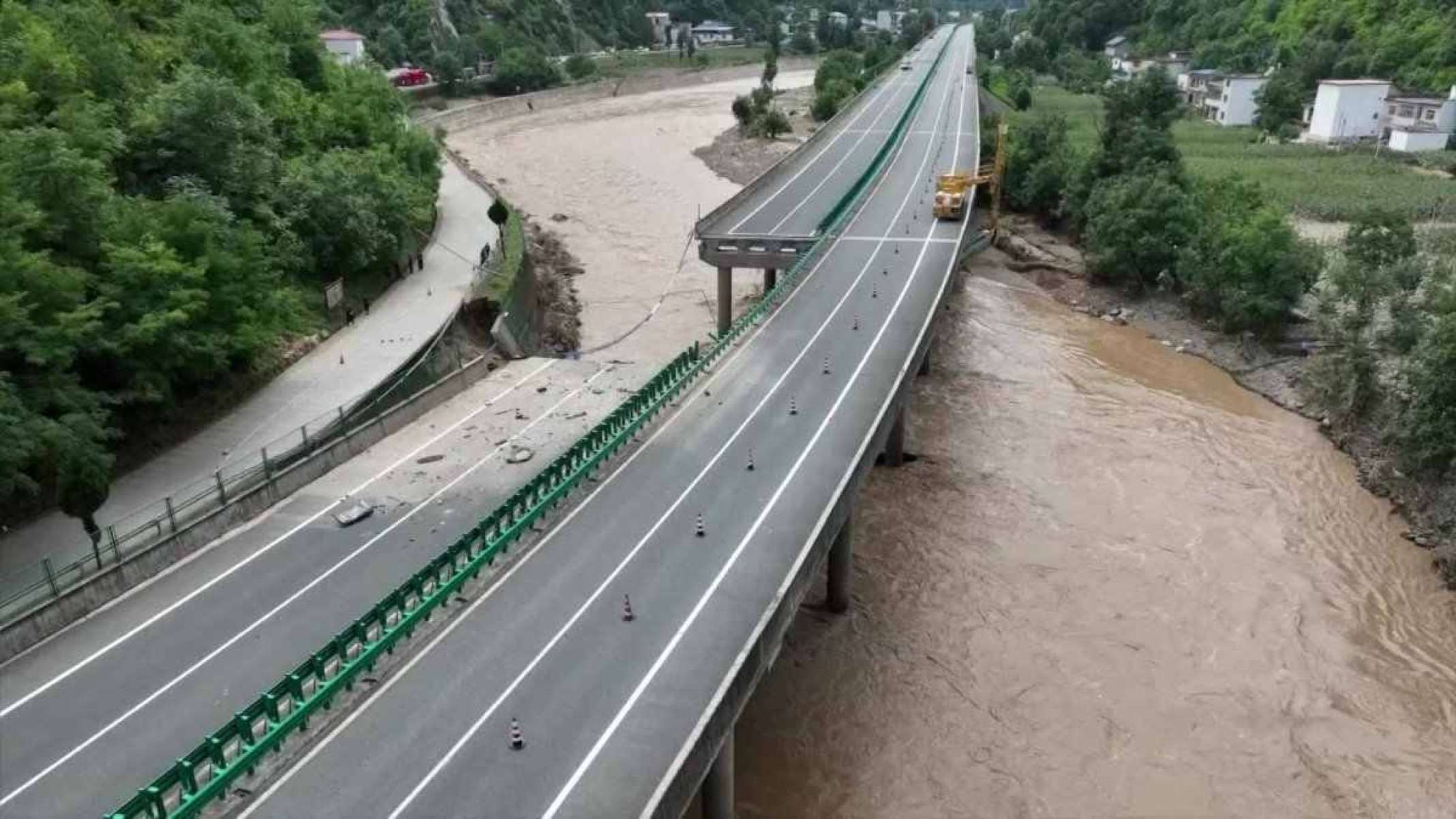 Queda de ponte na China deixa 12 mortos e mais de 30 desaparecidos
