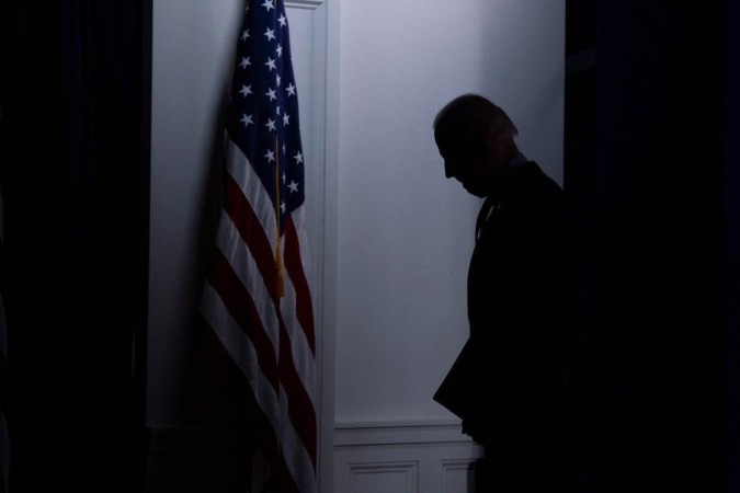 Biden tomou a decisão após reunião com familiares e conselheiros, na noite de sábado, em Rehoboth Beach (Delaware), onde se recupera da covid-19 -  (crédito: Brendan Smialowski/AFP)