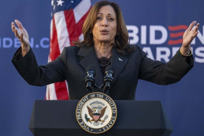  (FILES) US Vice President Kamala Harris speaks at South Carolina State University during a campaign event in Orangeburg, South Carolina, on February 2, 2024. US President Joe Biden announced July 21, 2024 that he is dropping out of his reelection battle with Donald Trump, in a historic move that plunges the already turbulent 2024 White House race into uncharted territory. Biden also said he was endorsing Vice President Kamala Harris as the Democratic nominee for the 2024 election after he dropped out of the race. (Photo by Jim WATSON / AFP)
       -  (crédito: Jim Watson/AFP)