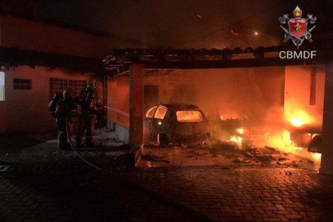 Três carros pegam fogo na garagem de uma casa em Vicente Pires
