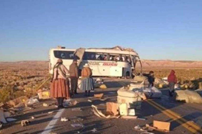 Acidente entre ônibus e caminhão deixa 22 mortos na Bolívia