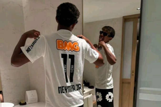 ante tirou foto com a camisa do Peixe em referência ao Neymar, o seu grande ídolo no futebol -  (crédito: Foto: Divulgação)