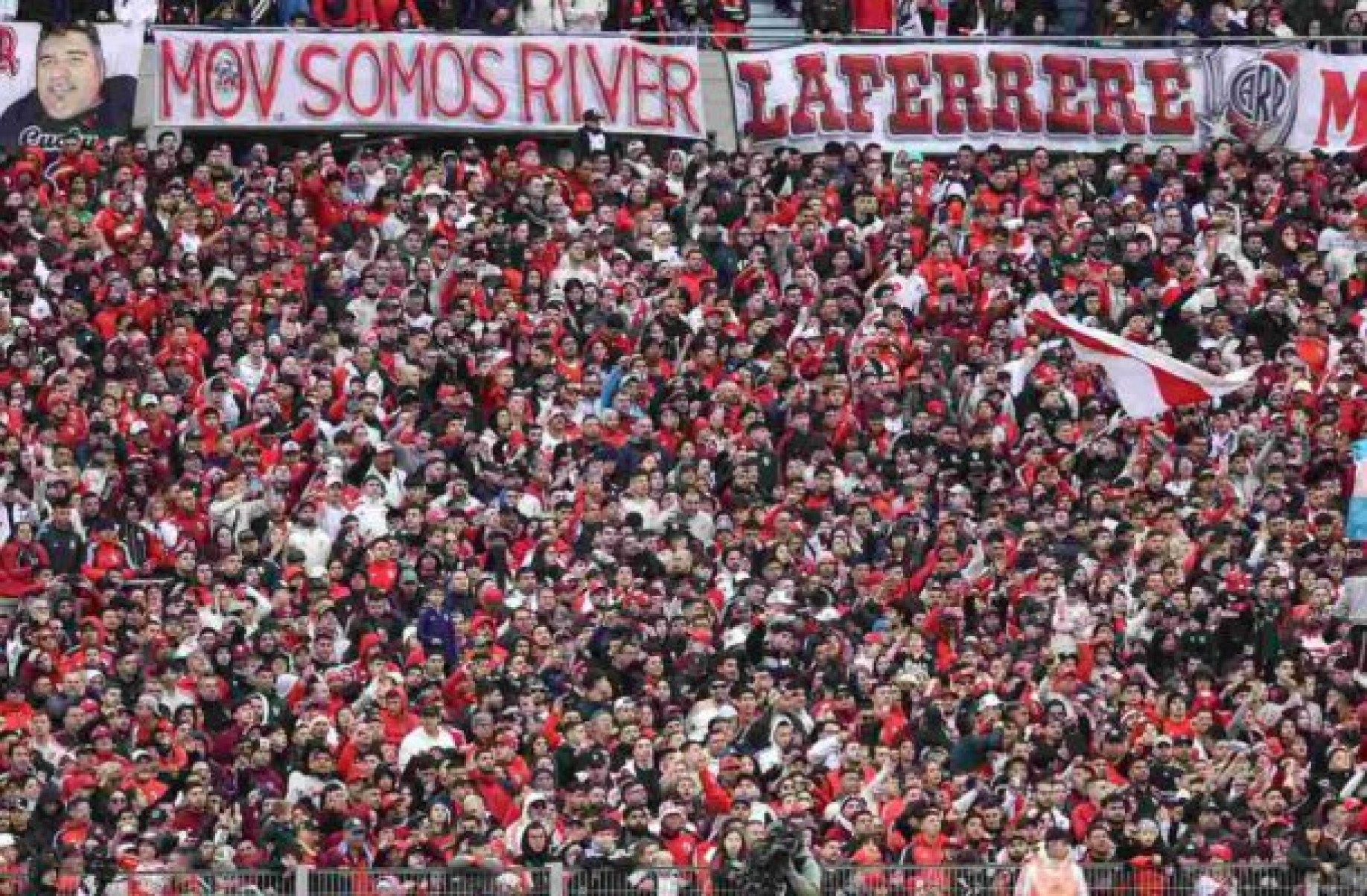 Torcida do River Plate canta música racista da seleção argentina