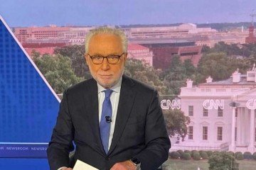 Âncora da CNN entra ao vivo alcoolizado para noticiar desistência de Joe Biden