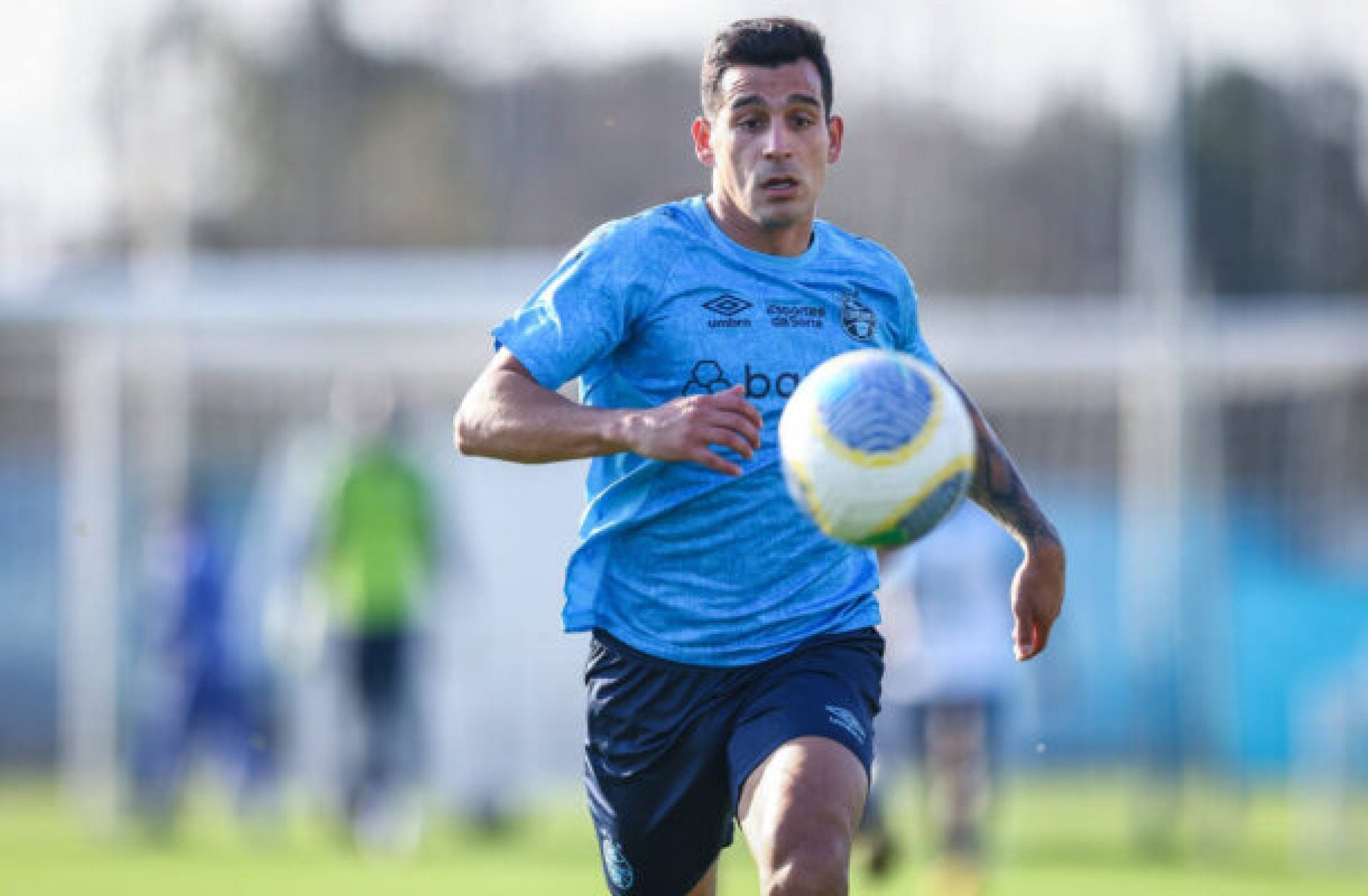 Cristaldo treina e pode ser reforço do Grêmio contra o Corinthians