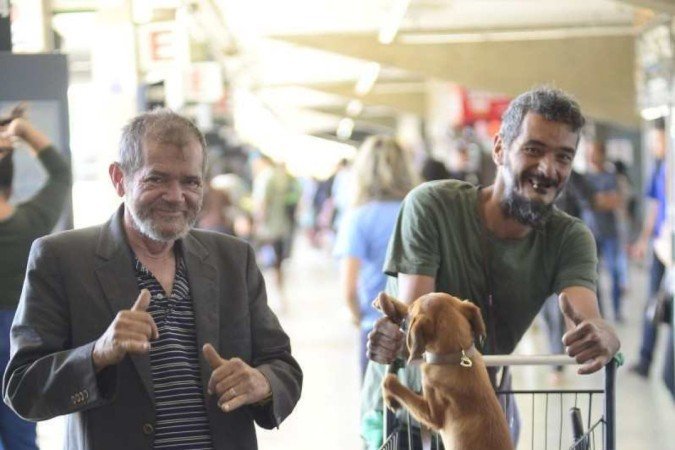  16/07/2024 Crédito: Marcelo Ferreira/CB/D.A Press. Brasil. Brasília - DF - Rodoviaria do Plano Piloto, moradores em condições de rua que tem um cachorro como companhia. Ricardo Pereira de Almeida e Jakek Skirovasc (paletó) com o Caramelo.