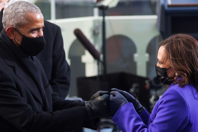 Joe Biden e Kamala Harris caminham abraçados em Atlanta, Geórgia, em janeiro de 2022 -  (crédito: Jonathan Ernst/Reuters)