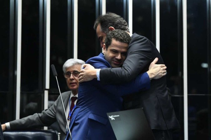 Substituto de Carlos Vianna (ao fundo), Castellar abraça o presidente do Senado, Rodrigo Pacheco, ao assumir -  (crédito: Marcos Oliveira/Agência Senado)