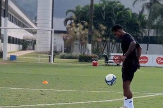 no da Vila, o jogador do Real Madrid foi até o centro de treinamento do Santos nesta segunda-feira (22) -  (crédito: Foto: Reprodução / X.com)