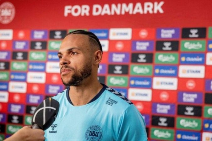 Denmark's Martin Braithwaite addresses the media in Helsingoer, Denmark, on June 14, 2023 ahead of the UEFA Euro 2024 qualifiers. Denmark will play qualifying matches in the 1st round Group H against Northern Ireland on June 16, 2023 in Copenhagen, and against Slovenia on June 19, 2023 in Ljubljana. (Photo by Nikolai Linares / Ritzau Scanpix / AFP) / Denmark OUT (Photo by NIKOLAI LINARES/Ritzau Scanpix/AFP via Getty Images)
- (crédito: Ritzau Scanpix/AFP via Getty Ima) Denmark's Martin Braithwaite addresses the media in Helsingoer, Denmark, on June 14, 2023 ahead of the UEFA Euro 2024 qualifiers. Denmark will play qualifying matches in the 1st round Group H against Northern Ireland on June 16, 2023 in Copenhagen, and against Slovenia on June 19, 2023 in Ljubljana. (Photo by Nikolai Linares / Ritzau Scanpix / AFP) / Denmark OUT (Photo by NIKOLAI LINARES/Ritzau Scanpix/AFP via Getty Images)
- (crédito: Ritzau Scanpix/AFP via Getty Ima)