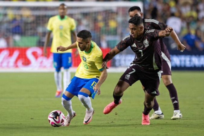  Brazil's defender #13 Yan Couto (L) fights for the ball with Mexico's midfielder #07 Luis Romo during the international friendly football match between Brazil and Mexico at Kyle Field in College Station, Texas, on June 8, 2024. (Photo by Aric Becker / AFP)
     -  (crédito:  AFP via Getty Images)