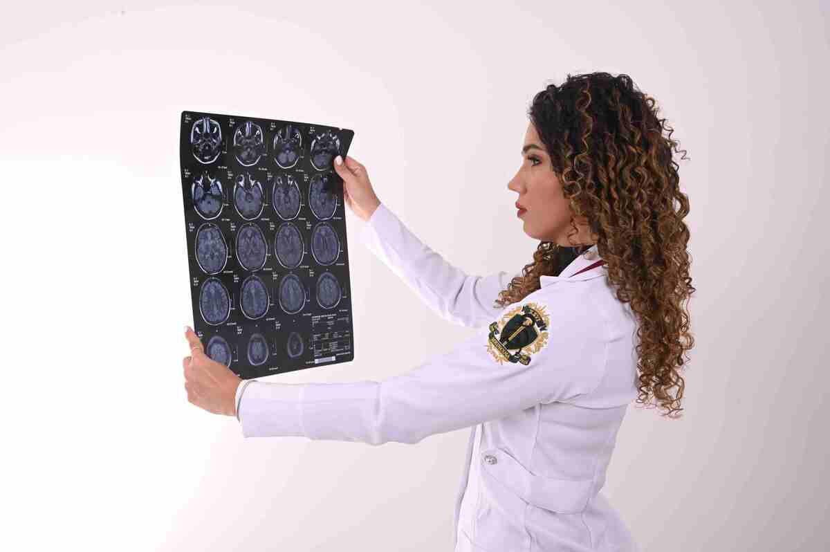 Katinayane Zolin, 27 anos, enfrentou dificuldades na adapta&ccedil;&atilde;o p&oacute;s-acidente, mas superou os desafios e se forma neste ano em medicina -  (crédito: Arquivo Pessoal)