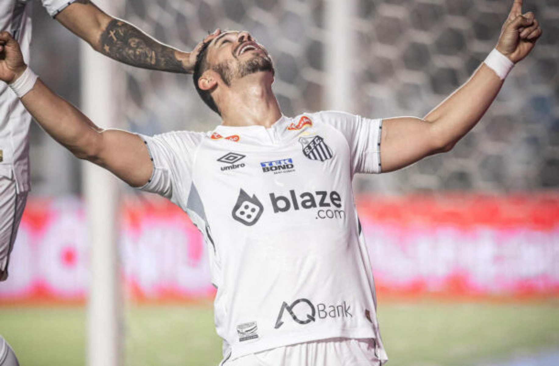 Santos goleia o Coritiba e dispara na liderança da Série B