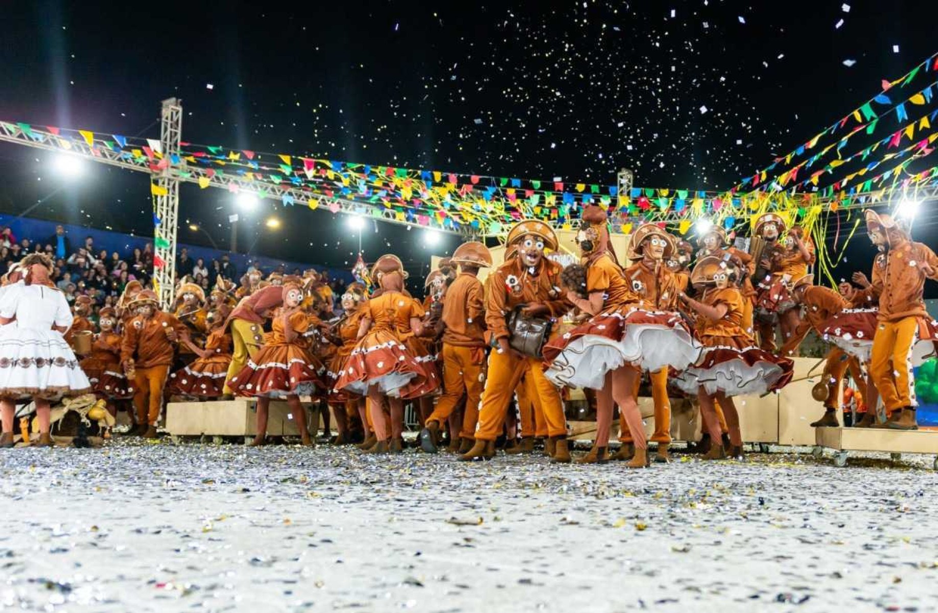 Quadrilha Arroxa o Nó, campeã de Brasília 2024 pela Liga de Quadrilhas Juninas do DF e entorno.