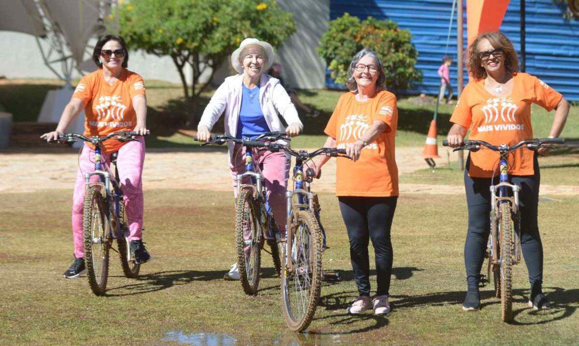 Luzia Alves (de calça preta e óculos de grau) e as amigas, da esquerda para a direita, Lucimar Gomes, Laice Monteiro e Maria Pereira são integrantes do Grupo Mais Vividos