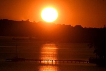 Bom dia, Brasília! Lago Paranoá reflete pôr do sol da capital  -  (crédito: Ed Alves/CB)