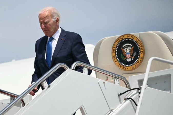     O presidente dos EUA, Joe Biden, sai do Força Aérea Um ao chegar à Base Conjunta Andrews, em Maryland, em 23 de julho de 2024. Biden está retornando à Casa Branca depois de passar quase uma semana em sua residência pessoal se recuperando de Covid e pela primeira vez desde então abandonando sua candidatura à reeleição.  (Foto de SAUL LOEB/AFP)
      