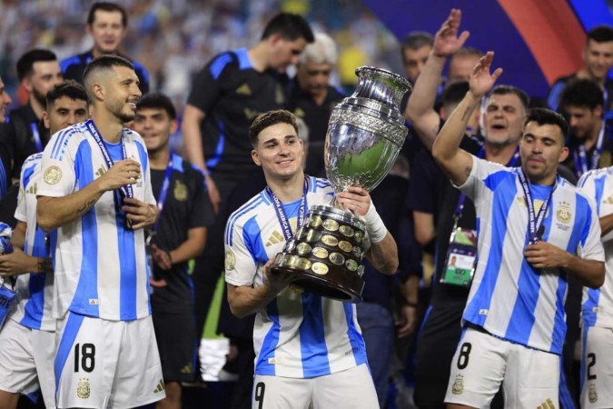 Campeão da Copa América 2024, Julian Alvarez (centro) será um dos grandes nomes do futebol masculino nos Jogos de Paris-2024 -  (crédito: Buda Mendes / AFP)