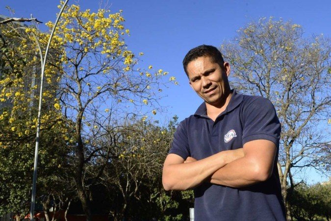 As primeiras flores do ipê da 302 Sul despontam...                          ... e Cristiano Oliveira não vê a hora de a copa da árvore ficar toda amarela