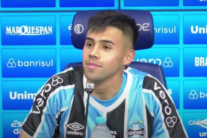 m atacante chileno assinou contrato com o Imortal até o fim de 2028, está regularizado e pode estrear contra o Corinthians pela Série A -  (crédito: Foto: Reprodução / Youtube Grêmio TV)