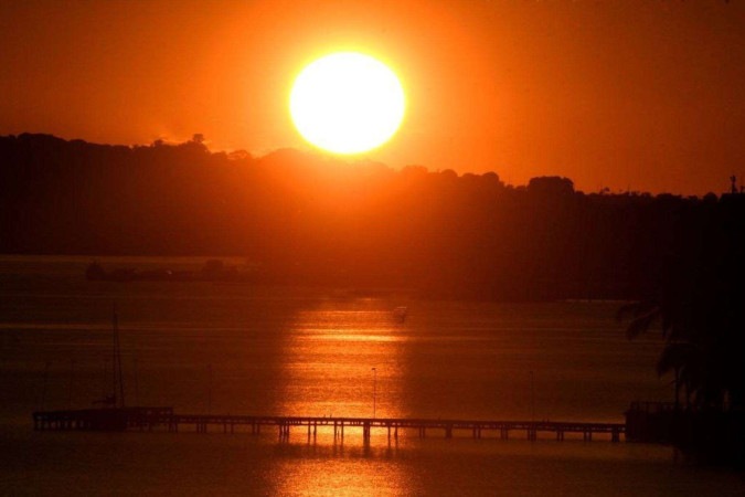 Bom dia, Brasília! Lago Paranoá reflete pôr do sol da capital  -  (crédito: Ed Alves/CB)