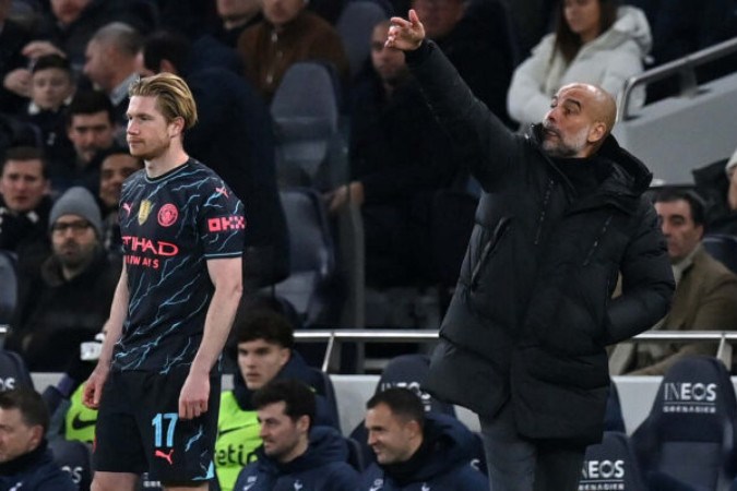  Manchester City's Spanish manager Pep Guardiola gestures as Manchester City's Belgian midfielder #17 Kevin De Bruyne (L) waits to come on as substitute during the English FA Cup fourth round football match between Tottenham Hotspur and Manchester City at Tottenham Hotspur Stadium in London, on January 26, 2024. (Photo by Glyn KIRK / AFP) / RESTRICTED TO EDITORIAL USE. No use with unauthorized audio, video, data, fixture lists, club/league logos or 'live' services. Online in-match use limited to 120 images. An additional 40 images may be used in extra time. No video emulation. Social media in-match use limited to 120 images. An additional 40 images may be used in extra time. No use in betting publications, games or single club/league/player publications. / 
     -  (crédito:  AFP via Getty Images)