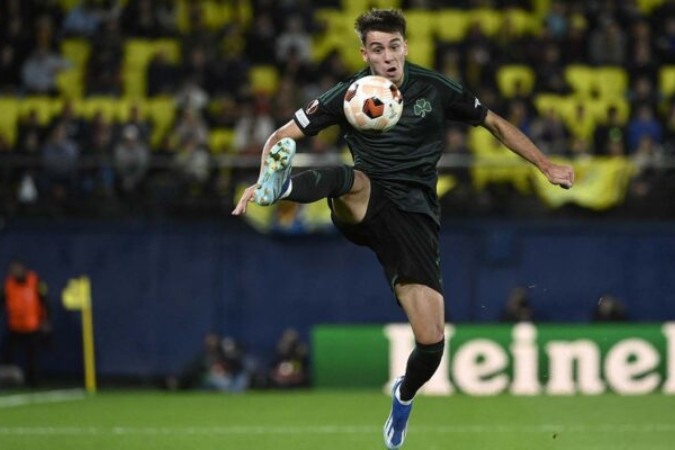  Panathinaikos' Greek defender #02 Georgios Vagiannidis controls the ball during the UEFA Europa League first round group F between Villarreal CF and Panathinaikos at La Ceramica stadium in Vila-real on November 30, 2023. (Photo by JOSE JORDAN / AFP) (Photo by JOSE JORDAN/AFP via Getty Images)
     -  (crédito:  AFP via Getty Images)