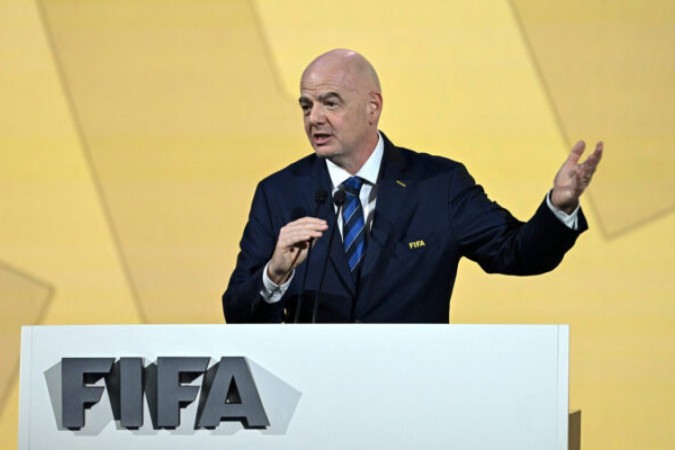  FIFA President Gianni Infantino delivers closing remarks during the 74th FIFA Congress in Bangkok on May 17, 2024. The 74th FIFA Congress is taking place in Bangkok with member associations voting on a range of issues including confirmation of the host nation or nations for the 2027 women's football World Cup. (Photo by Manan VATSYAYANA / AFP)
     -  (crédito:  AFP via Getty Images)