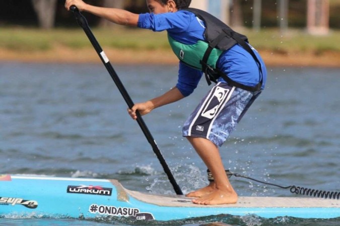 Crianças e adolescentes que vivem em casas de acolhimento participam de esportes aquáticos no Lago Paranoá
 -  (crédito: Divulgação)