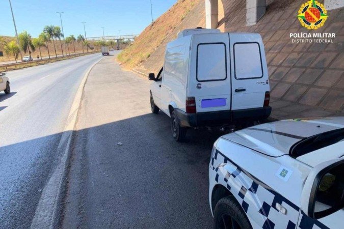 O suspeito negou o furto, mas foi preso e encaminhado à 35ª Delegacia de Polícia (Sobradinho) - (crédito: PMDF/Divulgação) O suspeito negou o furto, mas foi preso e encaminhado à 35ª Delegacia de Polícia (Sobradinho) - (crédito: PMDF/Divulgação)