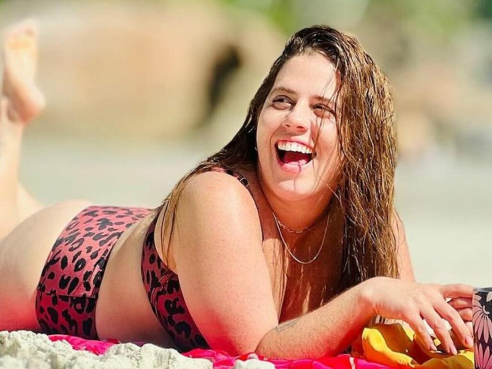 Em clima de férias, Tati Machado surge toda sorridente em fotos de biquíni