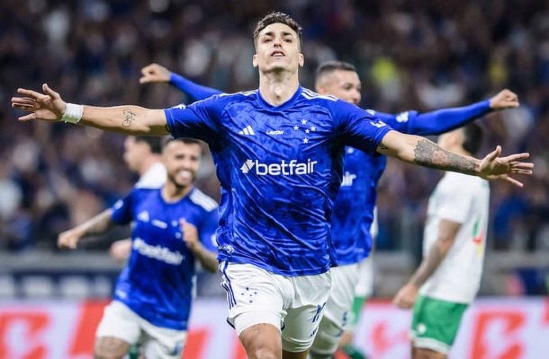 Dinenno comemora volta ao Cruzeiro com gol após três meses fora por lesão
