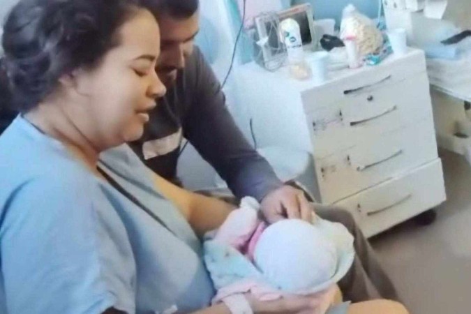  Bebê raptada volta para mãe em Uberlândia; veja o reencontro. A bebê Isabela foi levada de Itumbiara (GO) para Uberlândia e reencontrou a mãe no Hospital de Clínicas da UFU, mesmo local de onde foi raptada -  (crédito:  Reprodução/Redes Sociais)