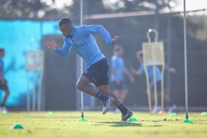  RS - FUTEBOL/ TREINO GREMIO 2024 - ESPORTES - Jogadores do Gremio realizam treino t..cnico durante a tarde desta segunda-feira, no CT Luiz Carvalho, na prepara....o para a partida valida pelo Campeonato Brasileiro 2024. FOTO: LUCAS UEBEL/GREMIO FBPA
     -  (crédito:  Lucas Uebel/Gremio FBPA)