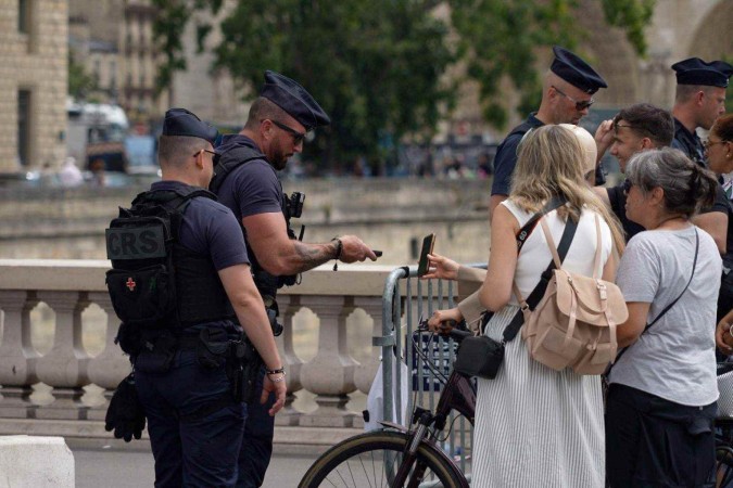 A França colocou dezenas de milhares de soldados nas ruas de Paris antes das Olimpíadas -  (crédito: BBC)