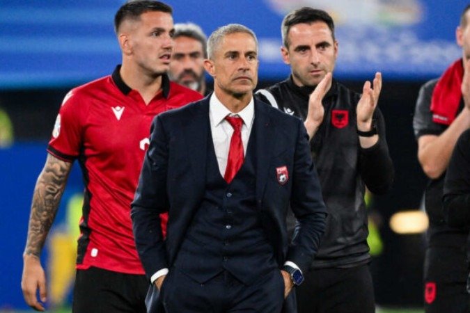 Albania's head coach Sylvinho reacts at the end of the UEFA Euro 2024 Group B football match between Albania and Spain at the Duesseldorf Arena in Duesseldorf on June 24, 2024. (Photo by Alberto PIZZOLI / AFP)
- (crédito: AFP via Getty Images) Albania's head coach Sylvinho reacts at the end of the UEFA Euro 2024 Group B football match between Albania and Spain at the Duesseldorf Arena in Duesseldorf on June 24, 2024. (Photo by Alberto PIZZOLI / AFP)
- (crédito: AFP via Getty Images)